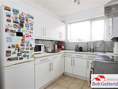 FITTED KITCHEN